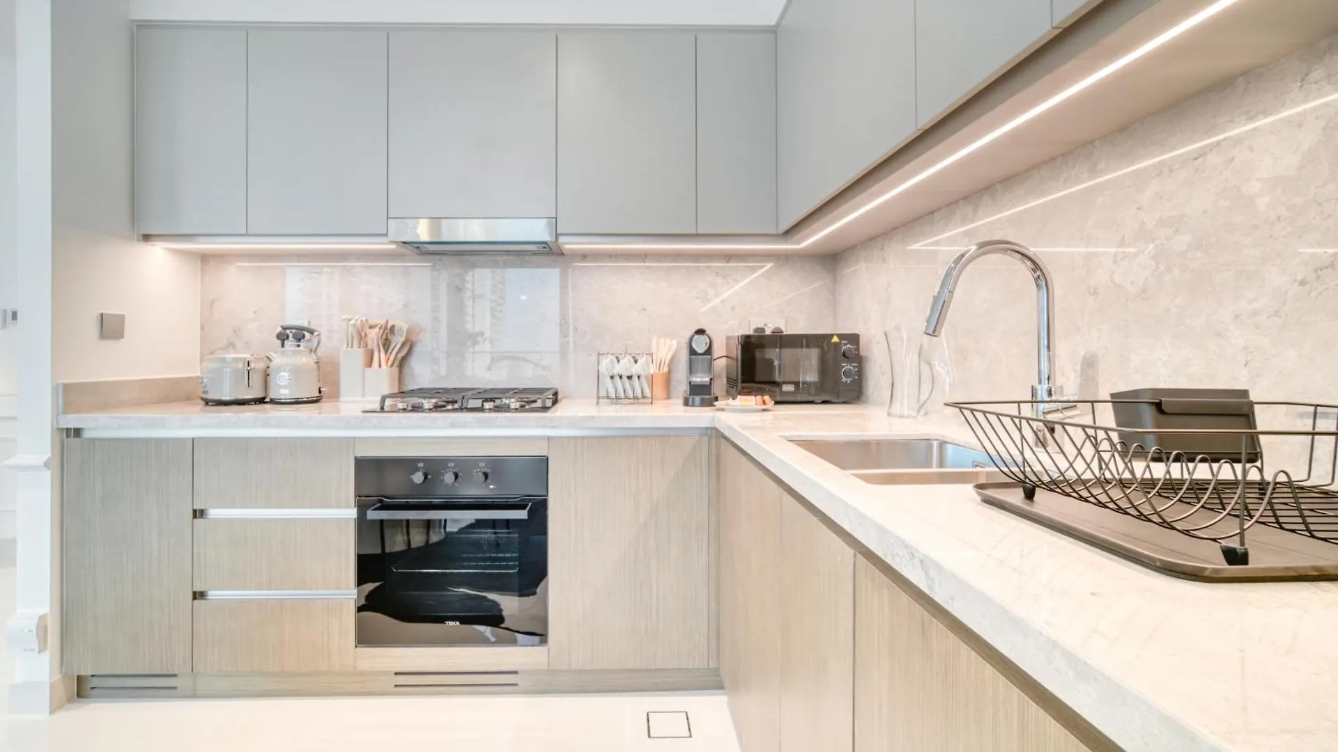 Chic 2Br With Iconic Dubai Eye And Palm Views Apartment