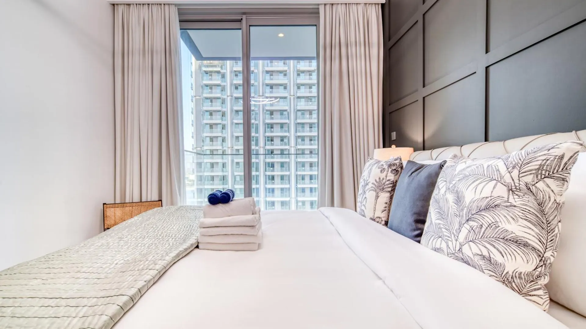 Chic 2Br With Iconic Dubai Eye And Palm Views Apartment